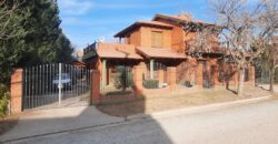 Cod- 12 – Casa de categoría en el mejor Barrio de Mina Clavero.