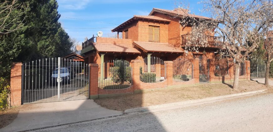 Cod- 12 – Casa de categoría en el mejor Barrio de Mina Clavero.