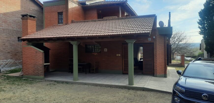 Cod- 12 – Casa de categoría en el mejor Barrio de Mina Clavero.