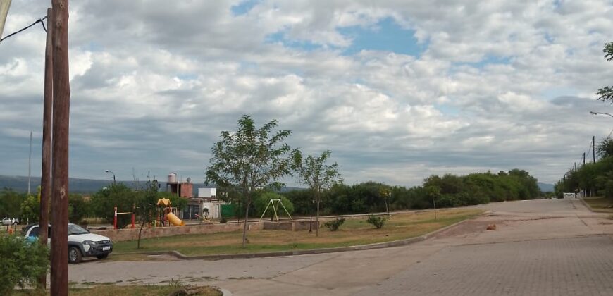 Cod 113 Lote esquina frente a la plaza con Excelentes vistas a Las Sierras.