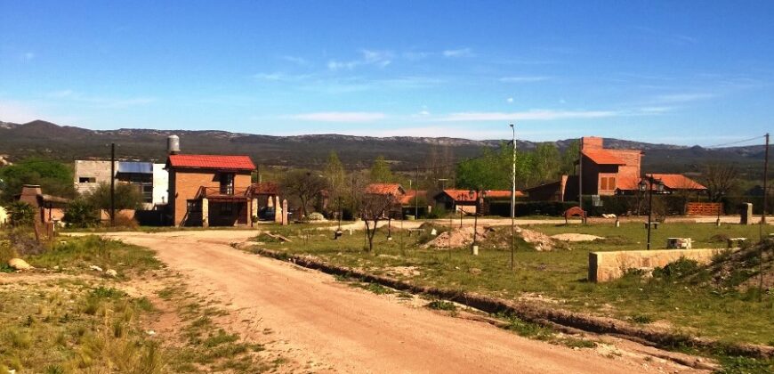 Cod 113 Lote esquina frente a la plaza con Excelentes vistas a Las Sierras.