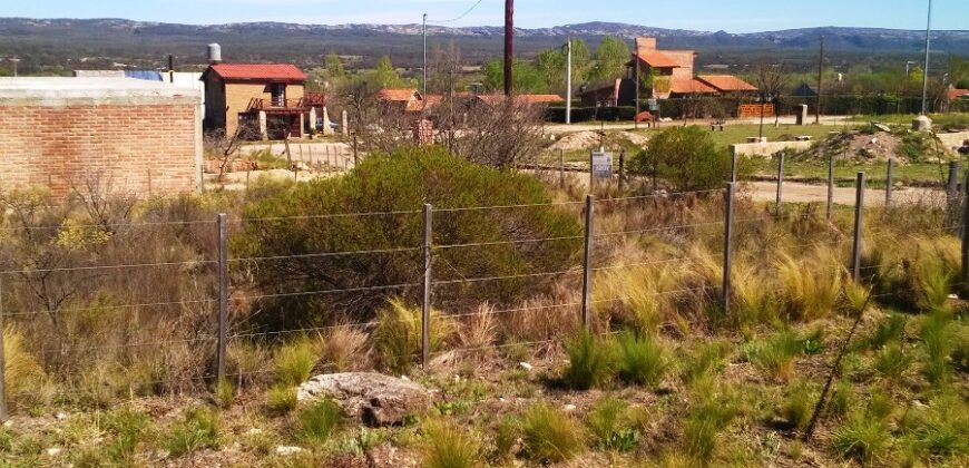 Cod 113 Lote esquina frente a la plaza con Excelentes vistas a Las Sierras.