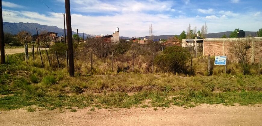 Cod 113 Lote esquina frente a la plaza con Excelentes vistas a Las Sierras.