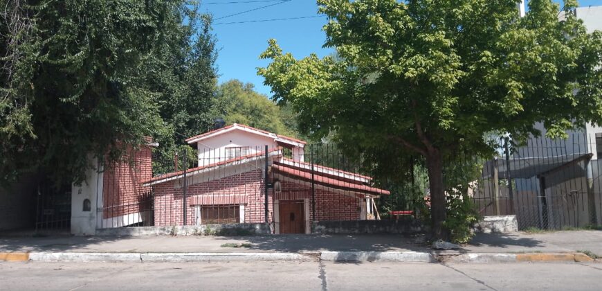 Cod- 38 VENTA Casa y departamento próximo al casino de Mina Clavero