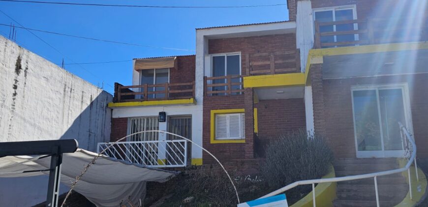 Cod 85 Casa sobre calle Colón en el centro de Mina Clavero.