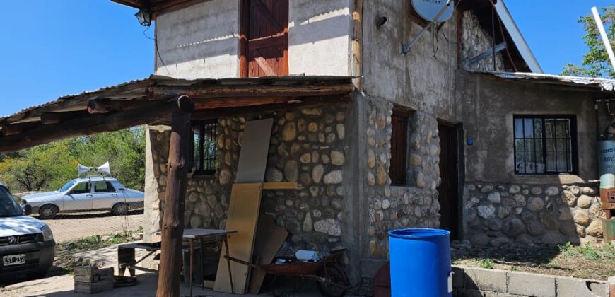 COD  86-  Propiedad con Potencial: Casa y Departamento en 2 Lotes en Cañada Larga.