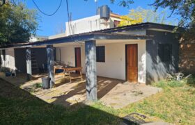 Cod 522  – Casa de tres dormitorios, dos baños, piscina y cochera en Cura Brochero.