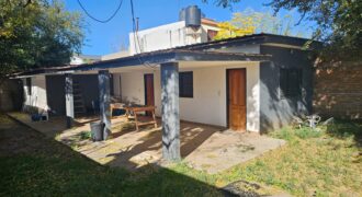 Cod 522  – Casa de tres dormitorios, dos baños, piscina y cochera en Cura Brochero.