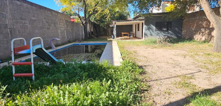 Cod 522  – Casa de tres dormitorios, dos baños, piscina y cochera en Cura Brochero.